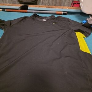 Nike Men's Black and Yellow Short Sleeve Tee